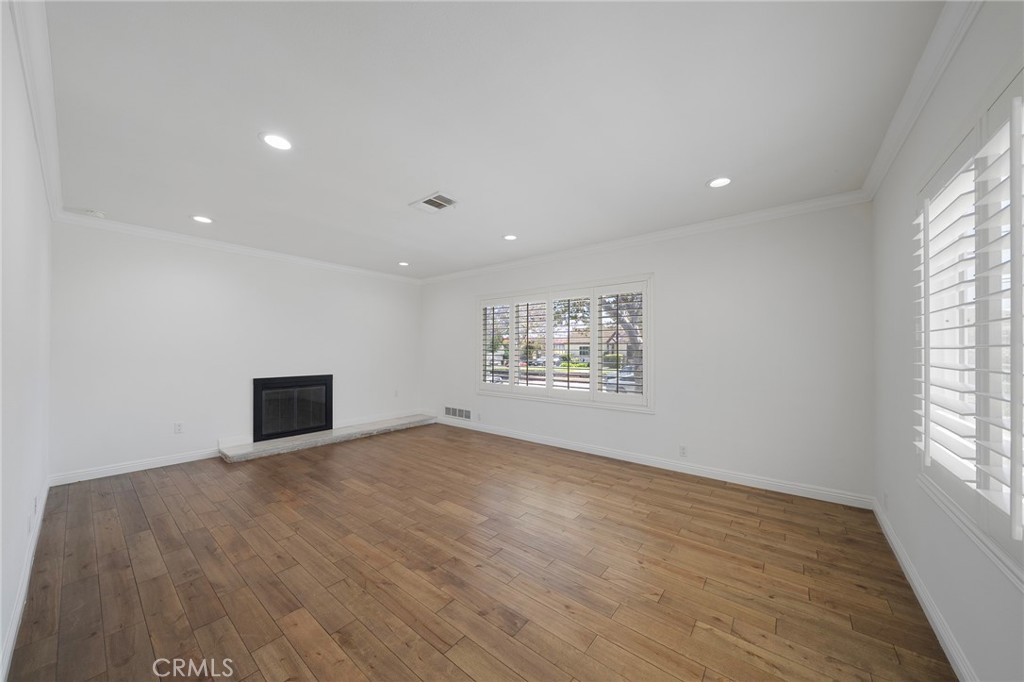 305 & 307 E Hellman Avenue