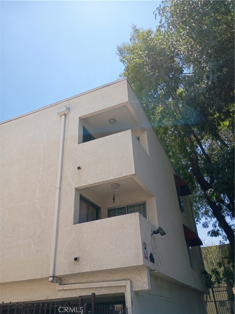 This beautiful newly painted 2 bedroom, 1 bath condo offers an open an open floor plan with abundant natural light and small private balcony with city view, perfect for relaxing, weekend coffee, or ice cream. Ideally located near the 101 freeway, Ventura Blvd. The master has a private mirrored vanity. The bedrooms have mirrored closet doors. Walking distance to Tarzana village safari, shopping centers, restaurants, grocery stores. Gated community, Come see it yourself.
