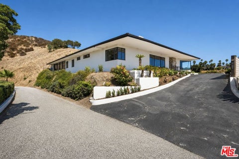 Photo of 1682 Larco Way, Glendale, CA 91202 (MLS # 26987011)