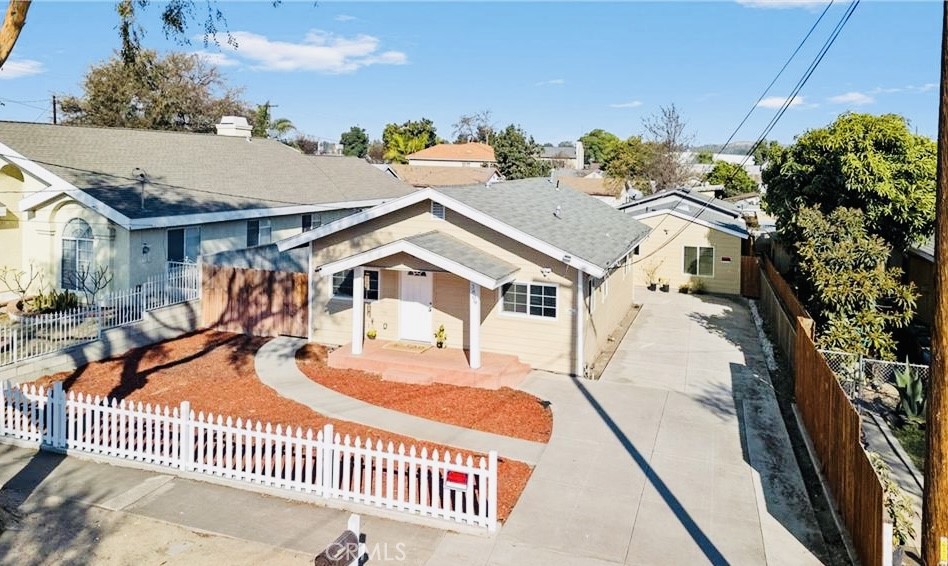 ALL UTILITIES INCLUDED – Stylish, Cozy & Private 1 bed in Prime Fullerton!
Discover this beautifully upgraded 1 bedroom tucked away in a quiet Fullerton neighborhood, just minutes from the 5 Freeway. This inviting home features modern laminate flooring and a sleek kitchen with STAINLESS STEEL appliances. Enjoy the convenience of ALL UTILITIES INCLUDED, plus your own dedicated parking space, an ON-SITE Laundry room, and access to a shared storage shed. With NO SHARED WALLS, you’ll appreciate the extra privacy and peace this unit provides. Ideally located near Cal State Fullerton, top shopping, dining, and entertainment, this all-inclusive rental combines comfort, convenience, and value in one of Fullerton’s most desirable locations. Schedule your tour today!