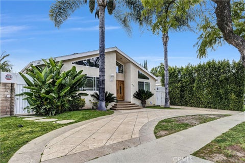 Photo of 4919 Newcastle Avenue, Encino, CA 91316 (MLS # BB26210950)