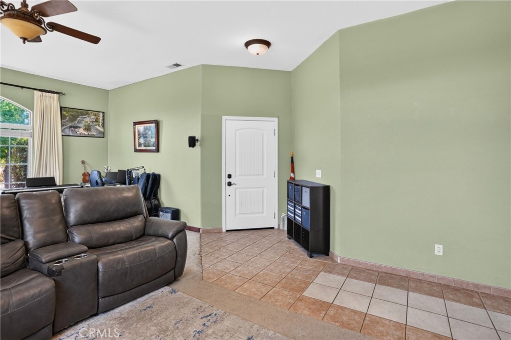 5696 Loma Real