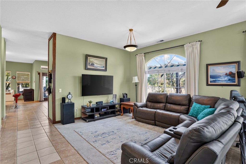 5696 Loma Real
