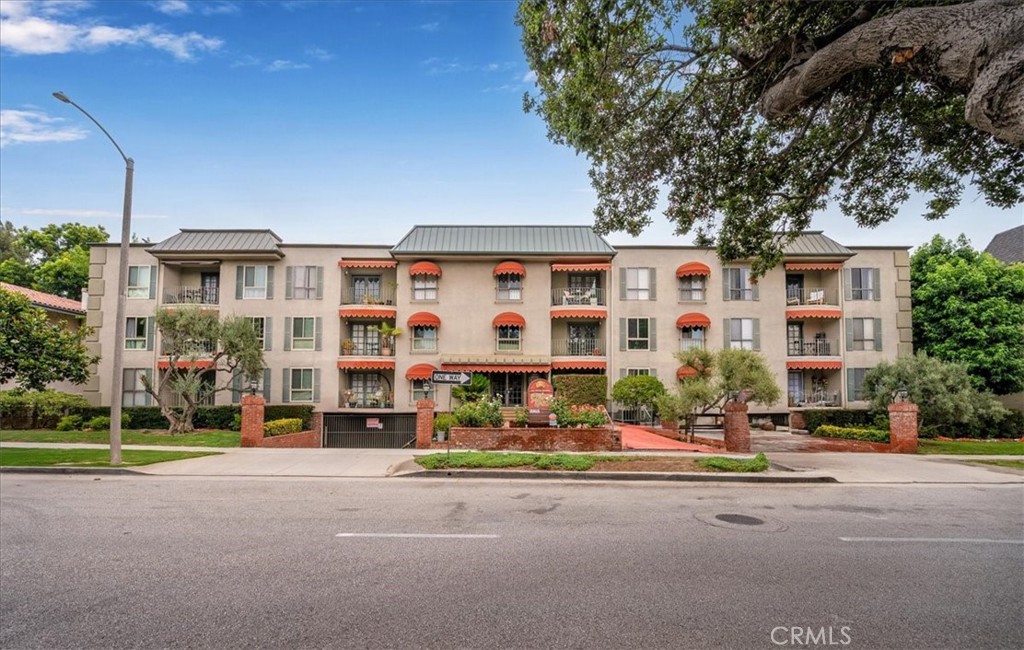 Charming 1 Bedroom, 1 Bath Condo in Prime Pasadena Location! Welcome to this inviting 1-bedroom, 1-bath condo nestled in one of Pasadena’s most desirable neighborhoods. Perfectly situated near a bustling shopping center, restaurants and cafes. California Institute of Technology (Caltech) is one block away along with nearby Pasadena City College. This well-maintained home offers both comfort and convenience. Step inside to find a bright, open living space that extends onto a peaceful private patio — ideal for morning coffee or evening relaxation. Enjoy access to desirable community amenities, including a sparkling pool, a spacious clubhouse, and a conveniently located community laundry room. Whether you're a first-time buyer, downsizing, or looking for a great investment, this condo offers a fantastic lifestyle in a walkable, central location close to dining, shops, and transportation. Don’t miss this opportunity to live in the heart of Pasadena!