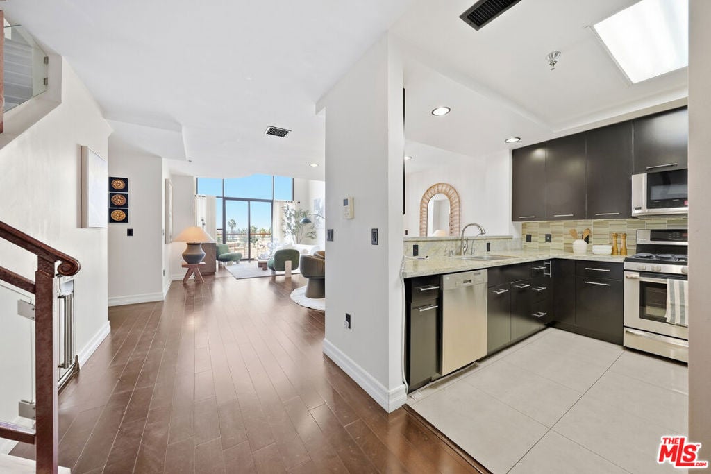 520 S Kingsley Drive PH1