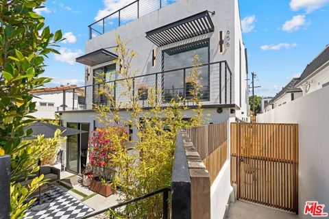 Photo of 656 California Avenue, Venice, CA 90291 (MLS # 26735163)