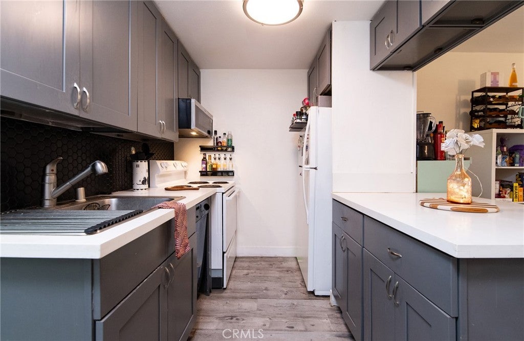 225 W 6th 405