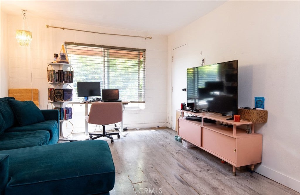 225 W 6th 405