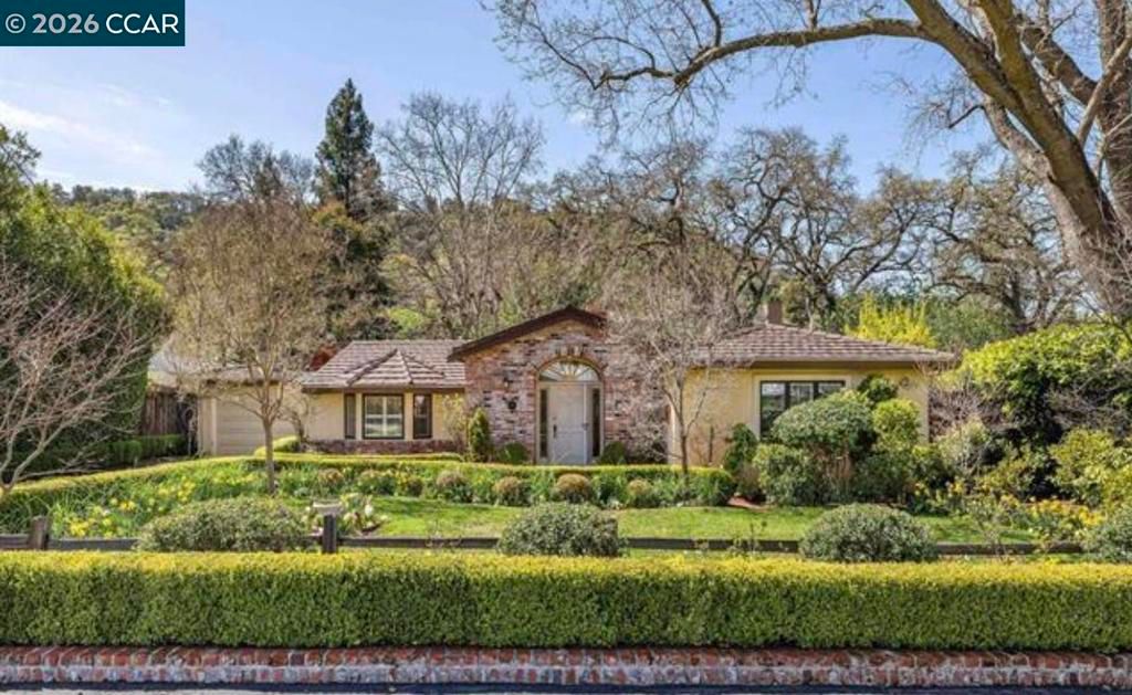 Photo of 31 Sara Ln Ln, Alamo, CA 94507 (MLS # 41124238)