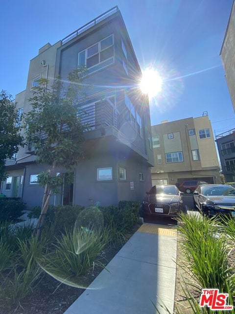 Photo of 2753 Waverly Drive #801, Los Angeles, CA 90039 (MLS # 26986179)