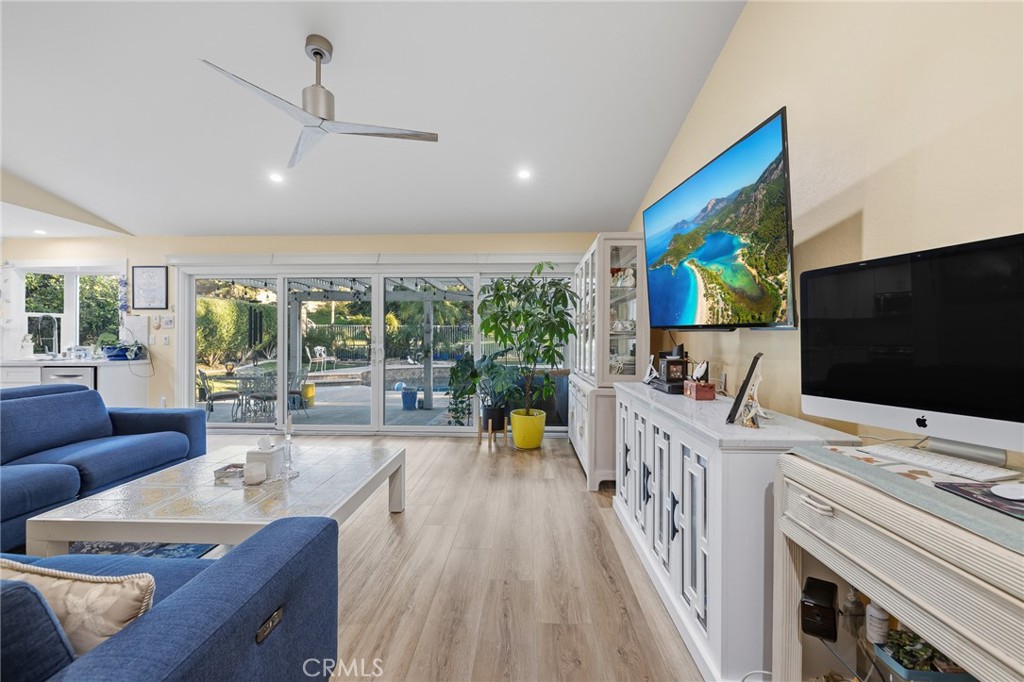 1372 Avenida Loma Vista