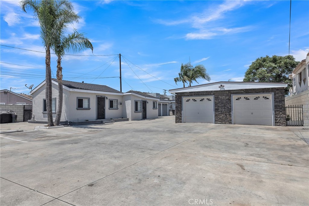 Rare Lakewood Fourplex - Turnkey Investment Opportunity
Pride of ownership 4-unit property on an oversized 10,498 sq ft lot. Unit mix: (3) 2BD/1BA + (1) 2BD+bonus/1BA totaling 3,120 sq ft. Each unit features a private garage and in-unit laundry. Property includes 4 additional parking spaces, fenced yard, courtyard BBQ area with stack-stone landscaping. Recent upgrades: new roof (2025) right building, New roof left side structures in 2019, Main water line replaced to each unit 2017, fresh exterior paint. Fully occupied with quality long-term tenants. Separately metered gas/electric, owner pays water. Investment Metrics: $97,980 gross income, $69,404 NOI, 4.08% cap rate. Immediate cash flow with upside potential in prime Lakewood location.