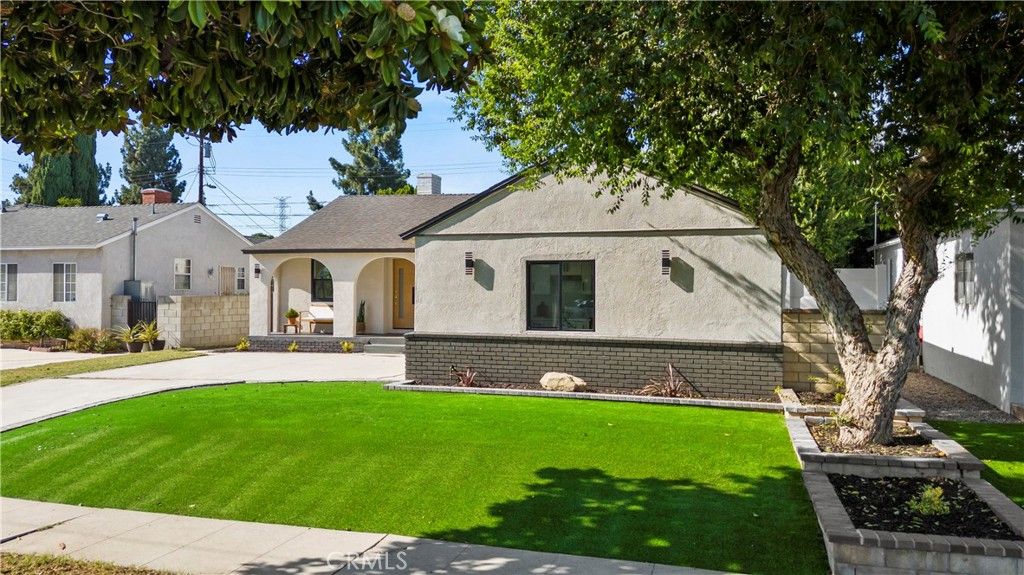 Photo of 18729 Sunburst Street, Northridge, CA 91324 (MLS # SR25195948)