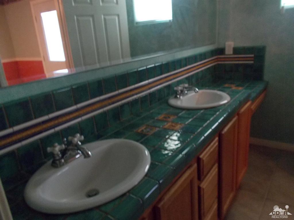 Vista Del Valle - Residential Lease