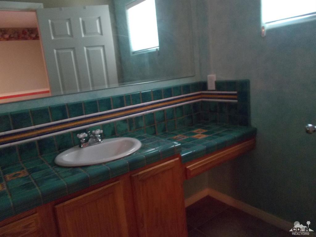 Vista Del Valle - Residential Lease