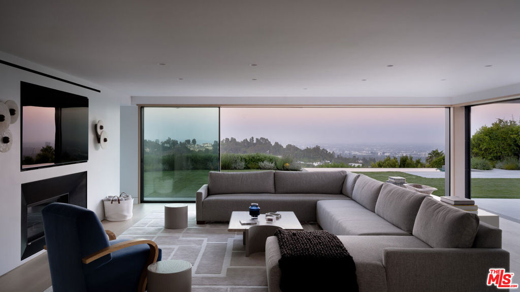 1126 Stradella Road