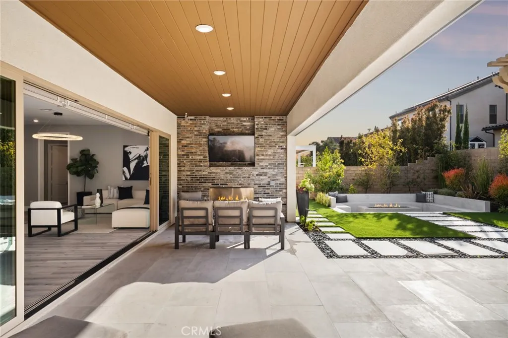 Irvine, California 92618, United States, 4 Bedrooms Bedrooms, ,5 BathroomsBathrooms,Residential,Pending,247561