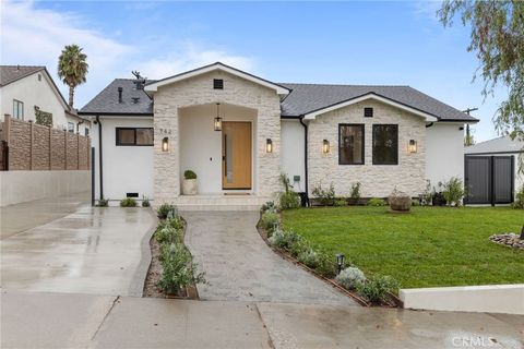 Photo of 742 Groton Dr, Burbank, CA 91504 (MLS # BB25262014)