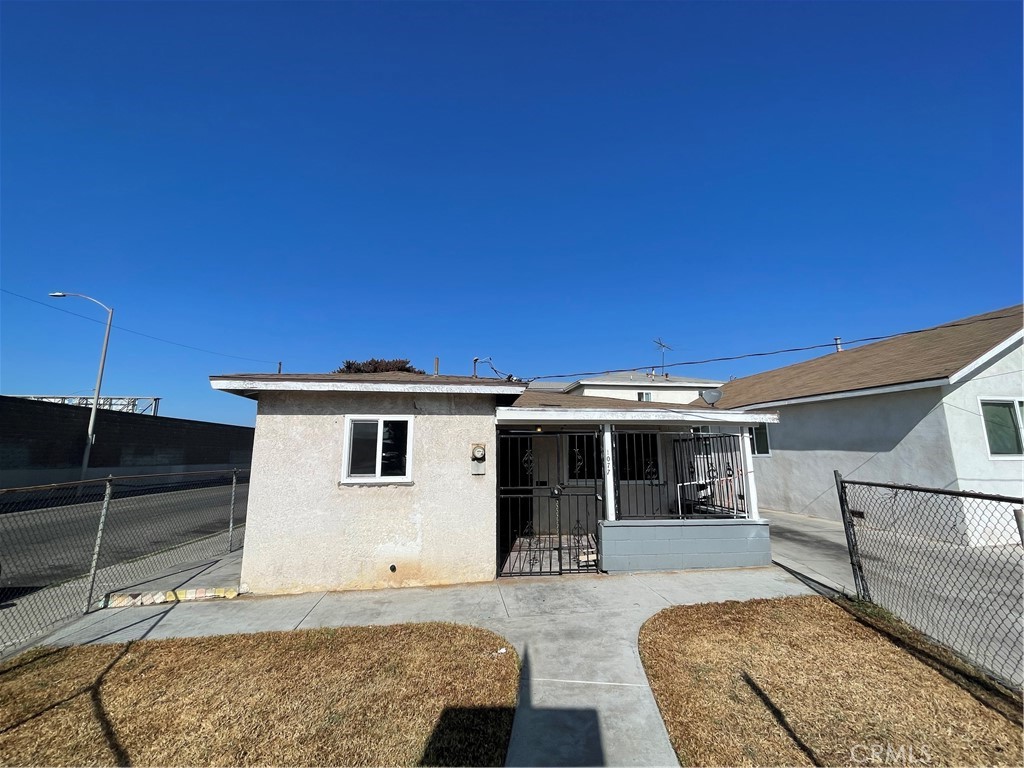 Welcome to 1077 S Rowan Avenue, a charming detached single-family residence available for lease in the heart of Los Angeles. This 2-bedroom, 1-bath home offers the comfort and privacy of a stand-alone property with the convenience of a central location.
Step inside to find a bright and inviting living room filled with natural light, creating a warm and welcoming atmosphere. The functional floor plan includes two spacious bedrooms with ample closet space, making it ideal for a variety of living arrangements. The full bathroom is conveniently located between the bedrooms and has been maintained with practicality in mind.
Additional highlights include a private driveway for off-street parking, easy-to-maintain outdoor areas, and the rare benefit of a completely detached layout with no shared walls, ensuring peace and privacy.