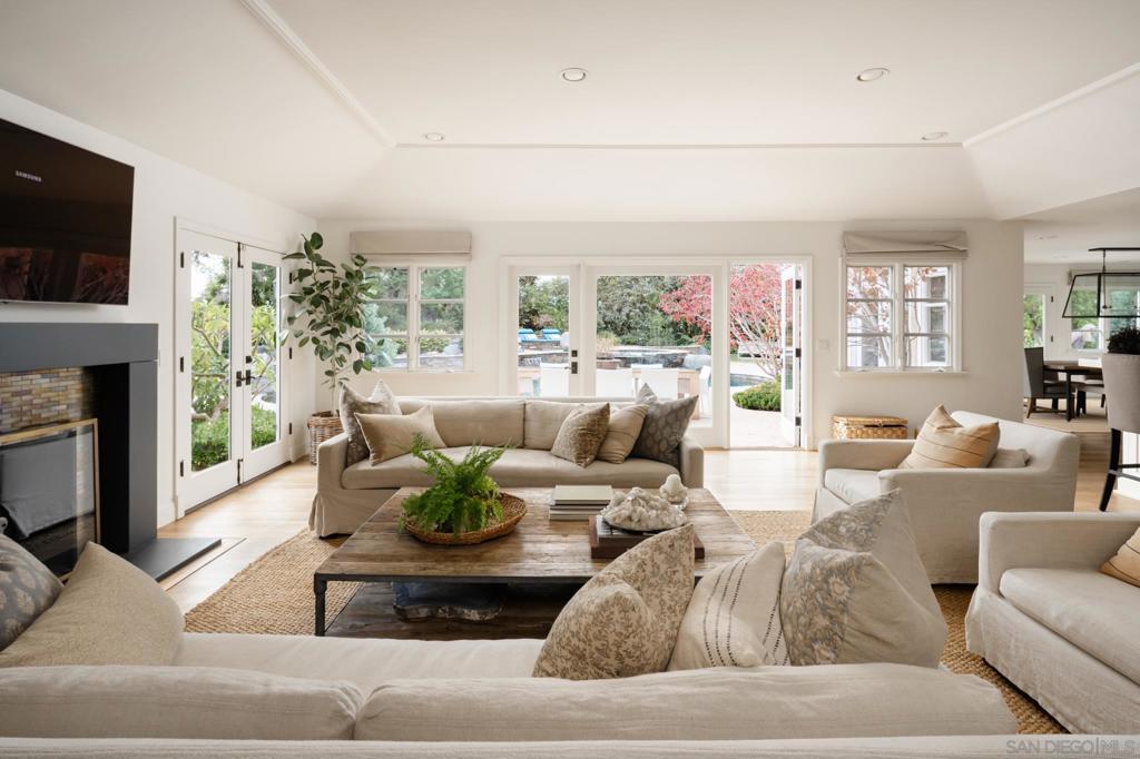 5499 Avenida Maravillas