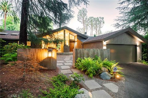 Photo of 5128 Hillard Ave, La Canada Flintridge, CA 91011 (MLS # BB26043541)