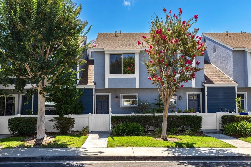 Welcome to 9 Briarwood Lane, a thoughtfully updated end-unit located in the highly desirable Heather Ridge community of Aliso Viejo. This charming home showcases modern upgrades throughout, including new flooring, a contemporary kitchen, and a beautifully remodeled bathroom. Enjoy both a private front garden and a spacious back patio—perfect for relaxing, entertaining, or dining outdoors.
Practical features include in-unit laundry, central air conditioning, and a covered carport with an additional guest parking spot, along with plenty of street parking for visitors. The community amenities include a pool and spa, providing the ideal setting for leisure and recreation.
Situated just minutes from the 73 Toll Road, local parks, shopping, dining, and top-rated schools, this home blends comfort, style, and convenience in a prime Aliso Viejo location.