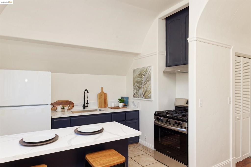 WEST OAKLAND - Residential Income