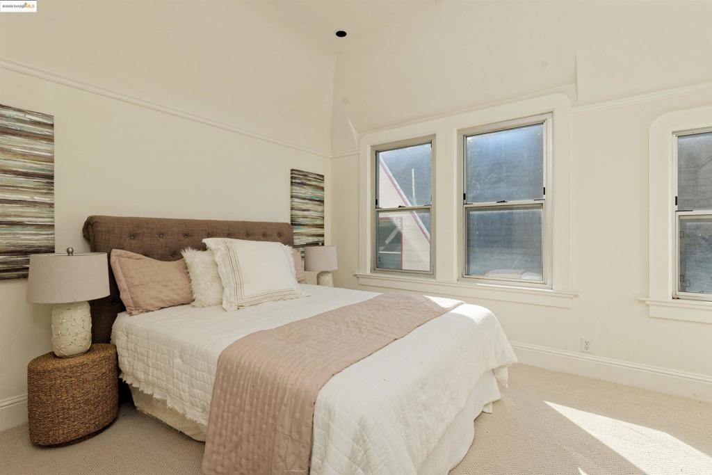 WEST OAKLAND - Residential Income