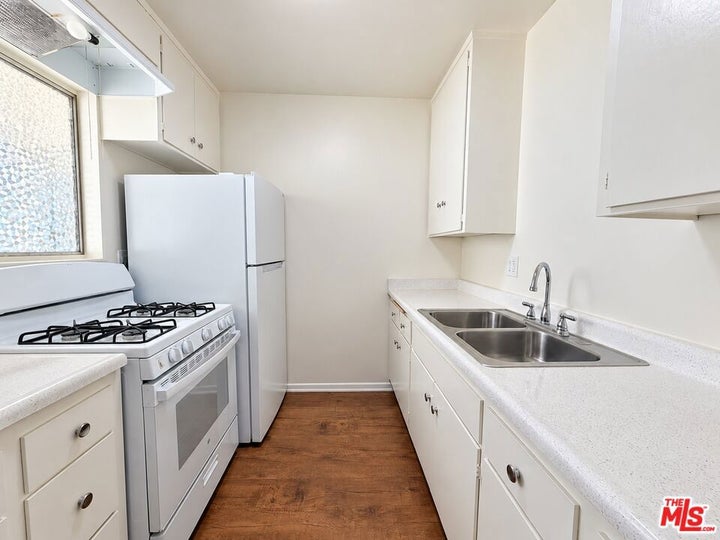 Photo 1 of 11 — 3686 S Centinela Avenue 6, Los Angeles, CA 90066