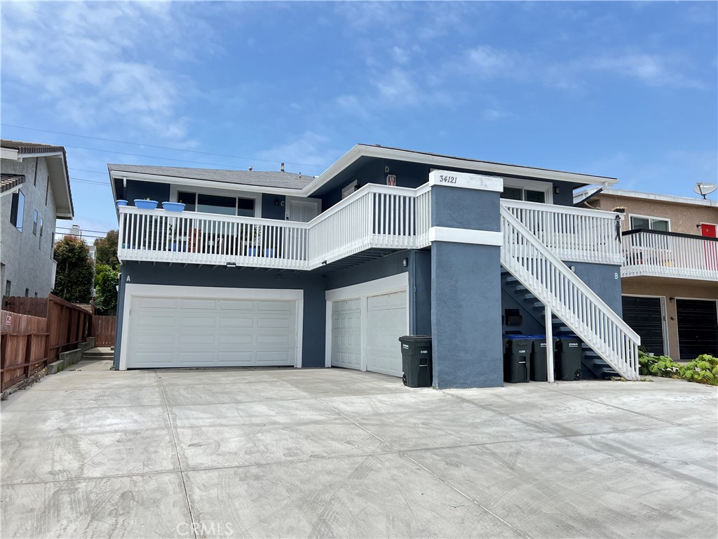 Large two bedroom, two bathroom upper and unit with one car garage in the heart of “Town Center Dana Point!” Fantastic access to shops, restaurants, Dana Point Harbor, famous beaches and more! Great Floorplan! Inside Laundry!