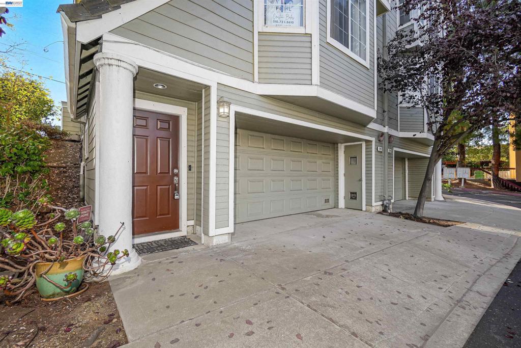 2207 Parnassus Ct
