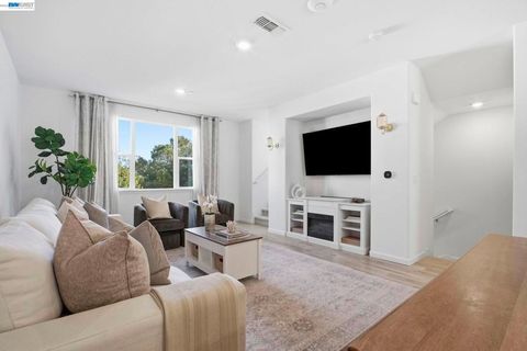 Photo of 29741 Hansen St, Hayward, CA 94544 (MLS # 41131312)