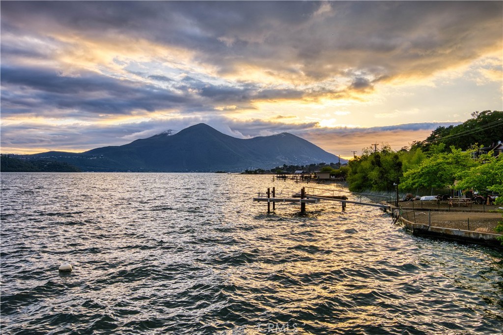 12521 Lakeshore