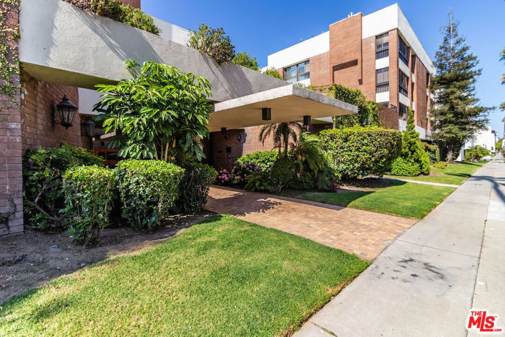 Photo of 4477 Wilshire Boulevard #103, Los Angeles, CA 90010 (MLS # 26831793)