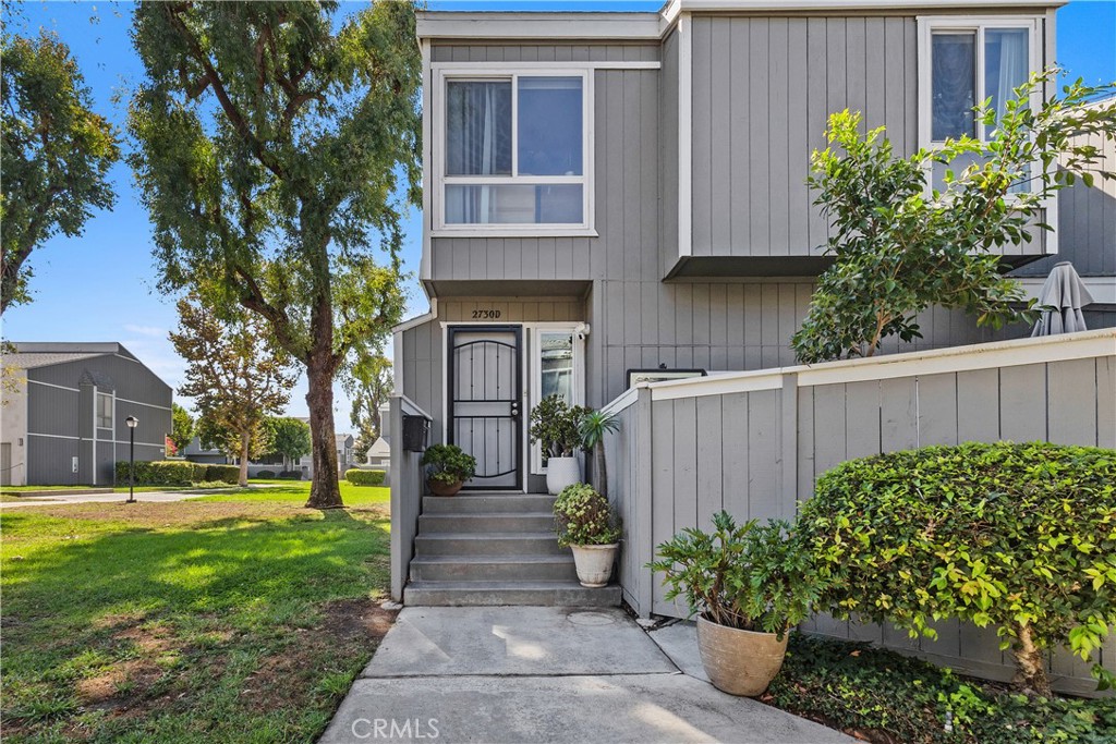Turnkey Townhome in Prime South Coast Metro Location!
Don’t miss this beautifully updated 3-bedroom, 2-bath end-unit townhome located in the highly sought-after South Coast Metro neighborhood. This bright and spacious home features a private primary en-suite on the first level with a large walk-in closet, walk-in shower, and modern vanity.
Enjoy a light-filled living space with vaulted ceilings, skylights, and recessed lighting that create an open and airy feel. The upgraded kitchen is designed for both function and flow, offering a breakfast bar and open concept layout that connects seamlessly to the living and dining areas. Flexible living space — perfect for a home office, dining area, or media room.
This home is packed with thoughtful upgrades, including a newer forced air unit, ducts, and water heater, plus a whole-house water filtration and softener system for added comfort and convenience.
Other highlights include:
Attached 2-car garage with washer/dryer hook-ups
Desirable end-unit with extra privacy
Surrounded by lush greenbelt areas and trees
Access to two pools, a spa, and plenty of outdoor space
All just minutes from South Coast Plaza, Segerstrom Center for the Arts, major freeways, John Wayne Airport, and the beaches of Newport and Huntington. This is Orange County living at its finest!