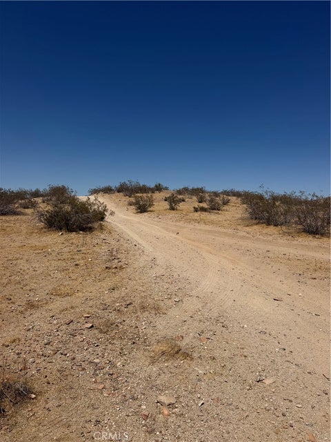 Photo of 39 Leaping Lizard Lane, Apple Valley, CA 92307 (MLS # HD26168976)