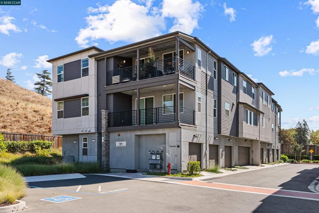 Photo of 729 Delve Ct Ct, Hayward, CA 94544 (MLS # 41112173)