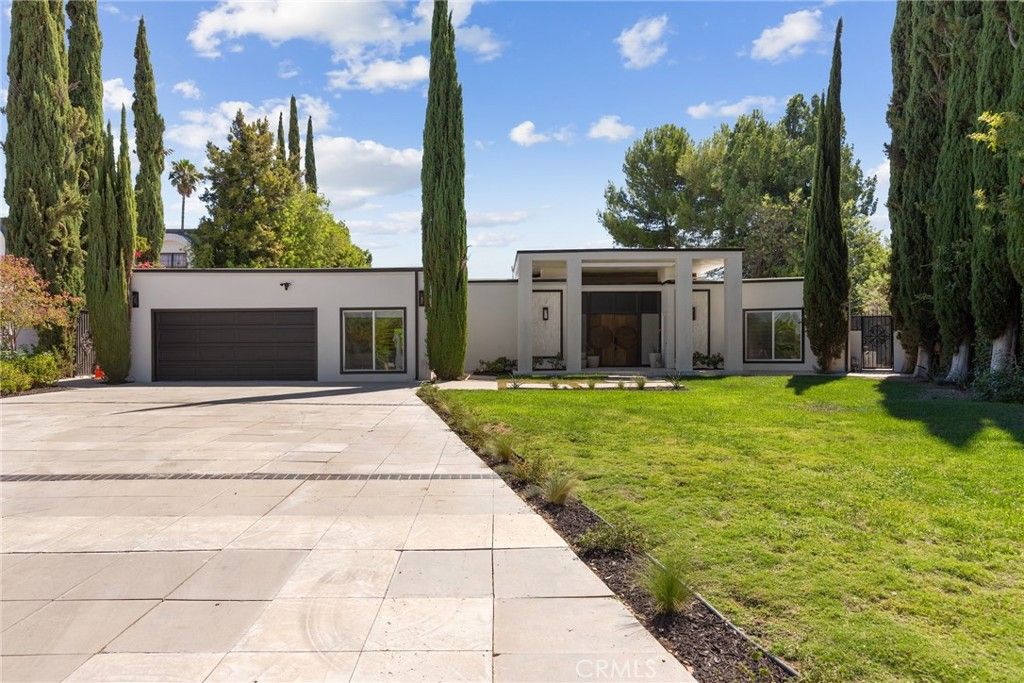 Photo of 4406 Medley Place, Encino, CA 91316 (MLS # SB25206391)