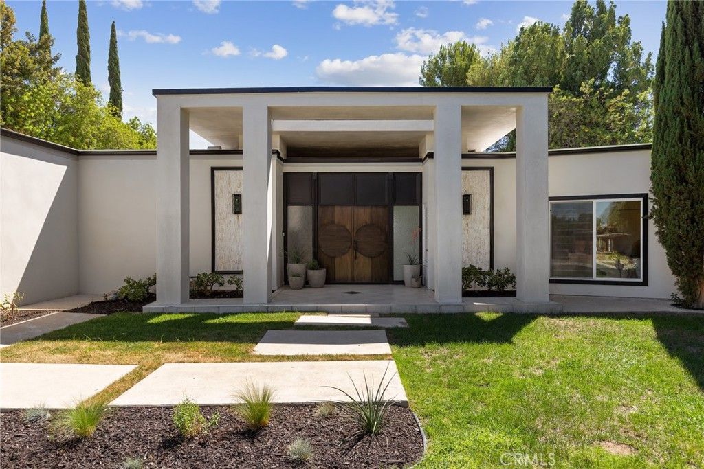 Photo of 4406 Medley Place, Encino, CA 91316 (MLS # SB25206391)