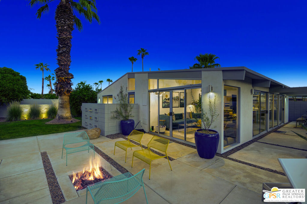 406 E Desert Holly Circle