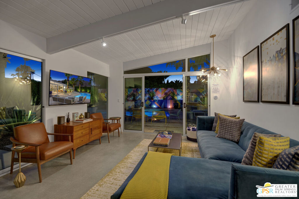 406 E Desert Holly Circle