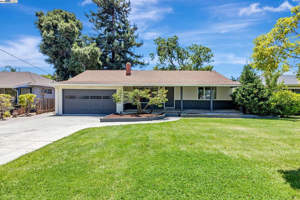 GLENMOOR: A REAL OPPORTUNITY! 3 bedroom, 1.5 bath with very large Family Room on a huge Glenmoor lot. Expand it to whatever you desire. Surrounding homes support a large expansion value. **OFFER DEADLINE: Offers due on Wed, 7/23 by 11am.**