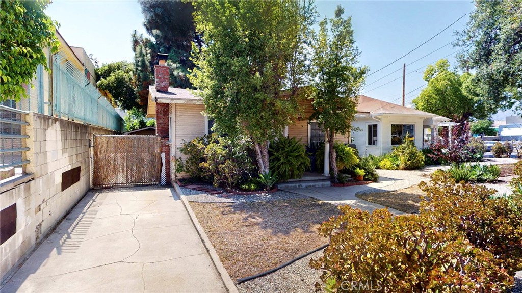 241 243 N Verdugo
