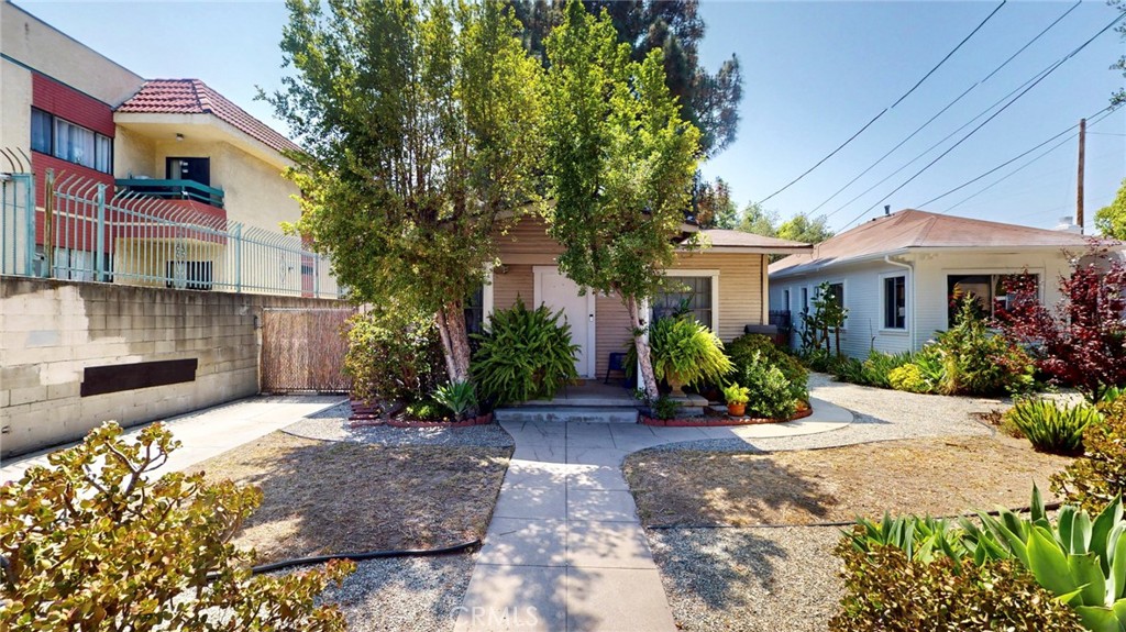 241 243 N Verdugo