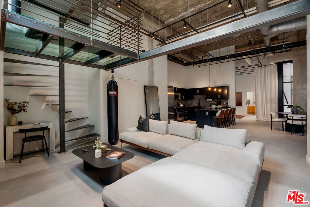 330 W 11th Street 104, Los Angeles CA 90015