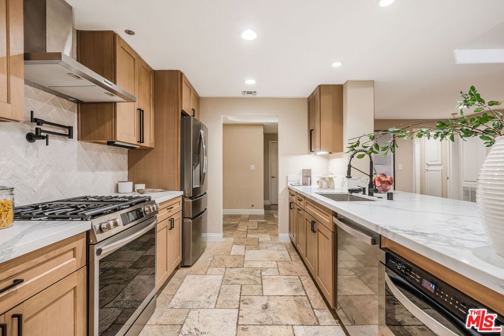 Photo of 575 S Barrington Avenue #107, Los Angeles, CA 90049 (MLS # 26694425)