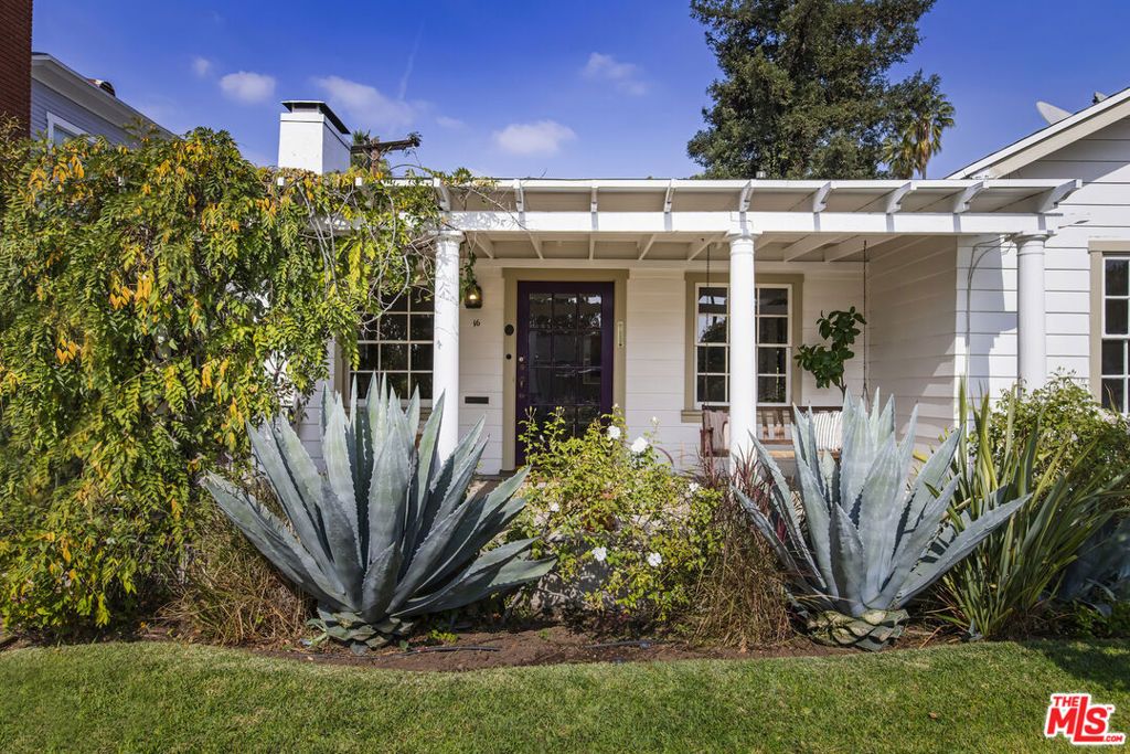 Photo of 16 Oak Knoll Gardens Drive, Pasadena, CA 91106 (MLS # 25617169)