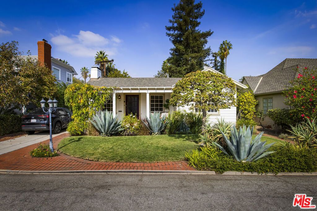 Photo of 16 Oak Knoll Gardens Drive, Pasadena, CA 91106 (MLS # 25617169)