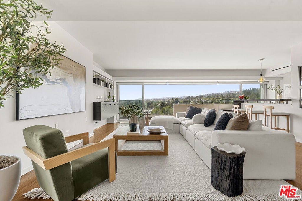 838 N Doheny Drive 1001
