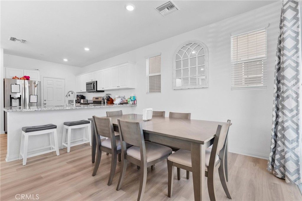 listing image 130721384662219865676